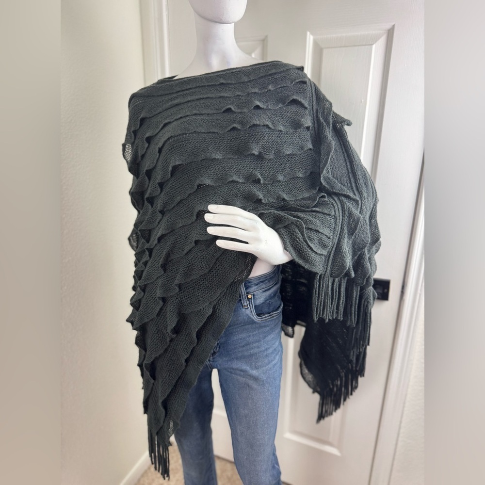 Max Edition Women's Gray Arcylic Poncho Size One Size.  A28